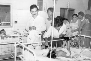 1985 Alvaro Noboa Nueva Humanidad (Visitando el Hospital)