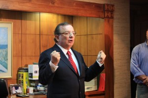 Alvaro Noboa Hablando al Pais