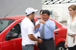 Gustavo Cristobal, Subgerente administrativo de Industrial Molinera, le entrega las llaves del carro a Christian Yugcha Castro.
