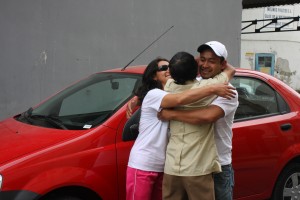 Christian Yugcha es felicitado por su padre, Vicente Yugcha y su amiga Rocio Perez