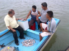 Alvaro Noboa - navegando y dialogando con pescadores