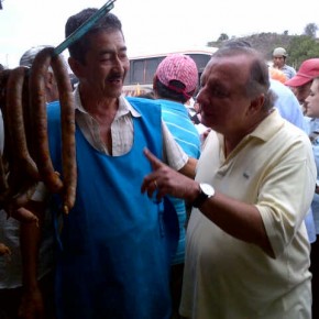 Alvaro Noboa - checking prices in a market