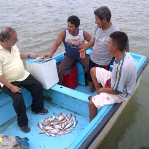 Alvaro Noboa - navegando y dialogando con pescadores