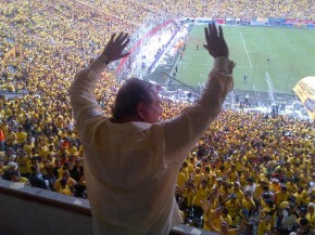 Alvaro Noboa saludando a los hinchas del Barcelona SC en la final del campeonato 2012 - estrella 14