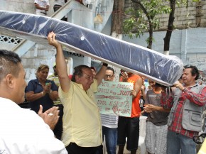 Noboa entrega Donativos y fomenta microempresa