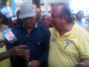 Alvaro Noboa entrega ayuda económica a un no-vidente ecuatoriano para inciar un negocio