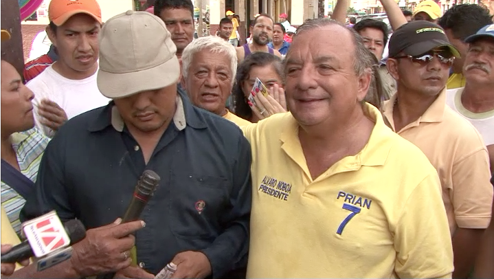 Alvaro Noboa entrega ayuda económica a un no-vidente ecuatoriano para inciar un negocio