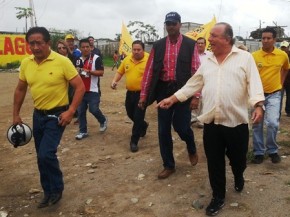 En varios cantones de El Oro, Alvaro Noboa (Prian), insistio el pasado sabado en que las encuestas lo favorecen