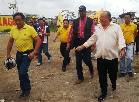 En varios cantones de El Oro, Alvaro Noboa (Prian), insistio el pasado sabado en que las encuestas lo favorecen En varios cantones de El Oro, Alvaro Noboa (Prian), insistio el pasado sabado en que las encuestas lo favorecen