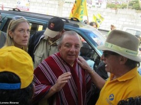 LISTA 7. El binomio del Prian, integrado por Álvaro Noboa y Anabella Azín, visitó Latacunga ayer. Hicieron recorridos y donaciones.