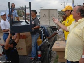 LISTA 7. El presidenciable Alvaro Noboa (Prian) visito Flor de Bastion y realizo donativos a una ama de casa
