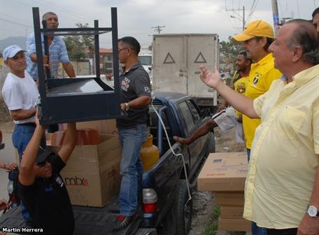 LISTA 7. El presidenciable Alvaro Noboa (Prian) visito Flor de Bastion y realizo donativos a una ama de casa