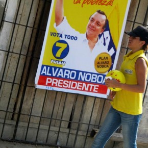 María Navarrete Candidata a Asambleísta durante un recorrido en Santa Elena