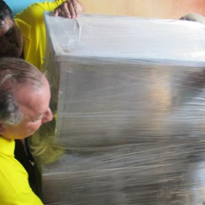 Álvaro Noboa ayuda a cargar la Panificadora Industrial para la Microempresa de Orlindo Reyes