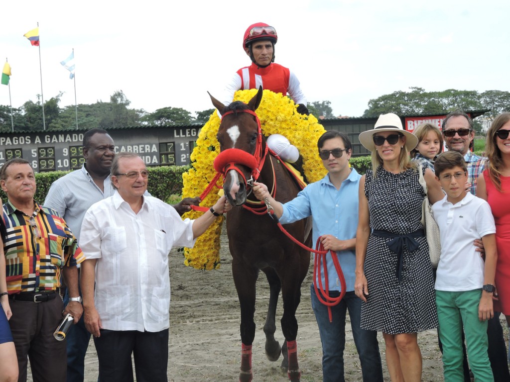 Alvaro Noboa's family standing next to the champion horse